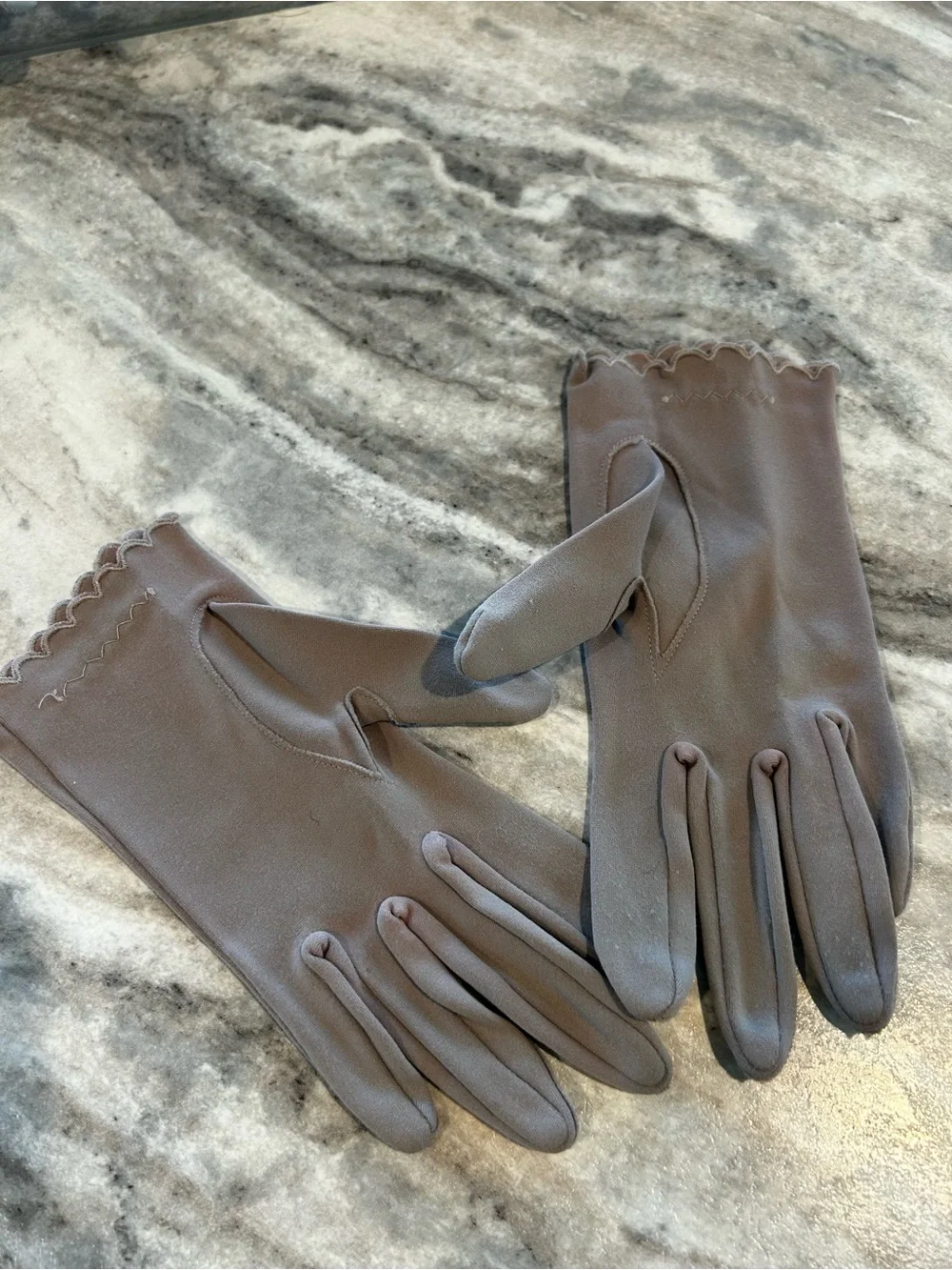 Classic Scalloped Edge Gloves in Taupe Vintage 1950’s